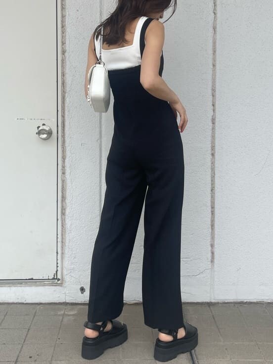 ホワイト系のタンクトップ、ブラック系のサンダル、ブラック系のつなぎ/オールインワンを着用したレディースの夏コーディネートの3枚目の写真