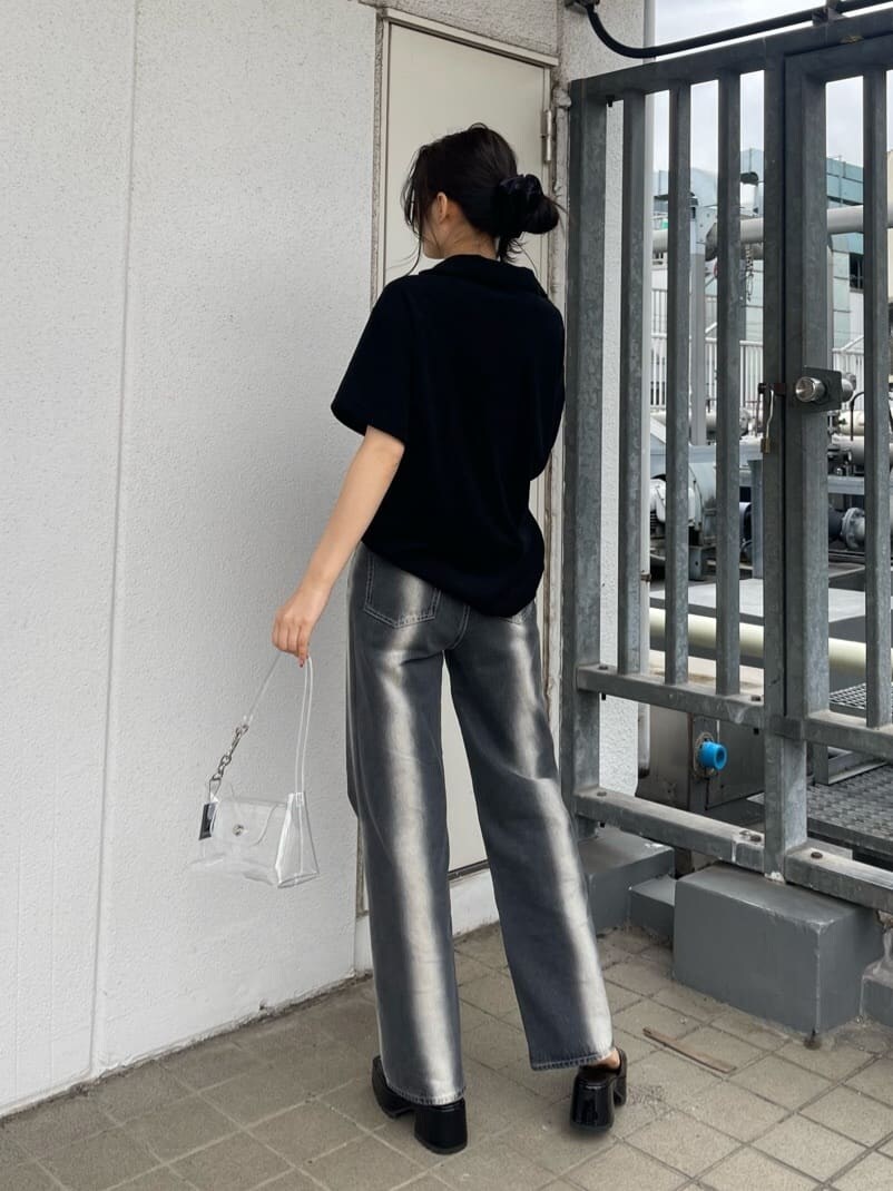 ブラック系のサンダル、ブラック系のデニムパンツ、その他のハンドバッグを着用したレディースの春コーディネートの3枚目の写真