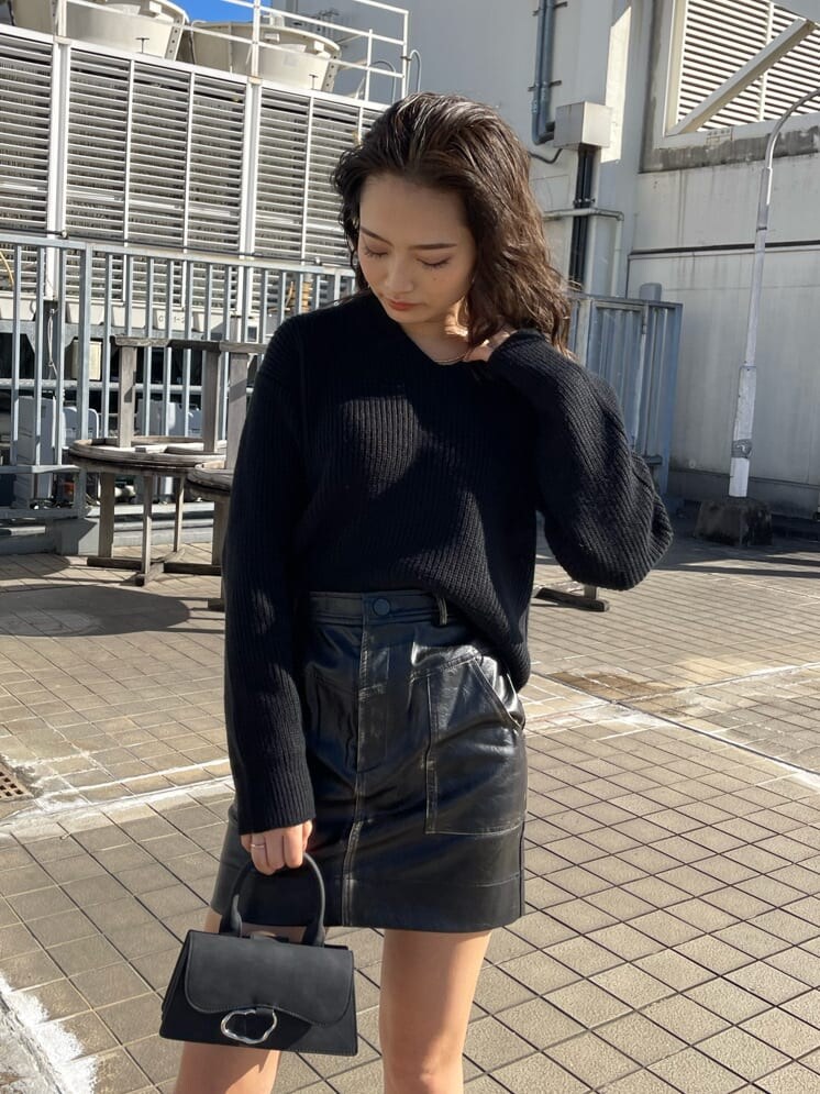 その他のブーツ、ブラック系のニット/セーター、ブラック系のスカートを着用したレディースの冬コーディネートの8枚目の写真