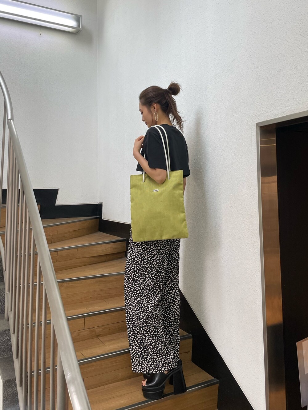 ブラック系のTシャツ/カットソー、その他のその他パンツ、ブラック系のサンダルを着用したレディースの春コーディネートの2枚目の写真