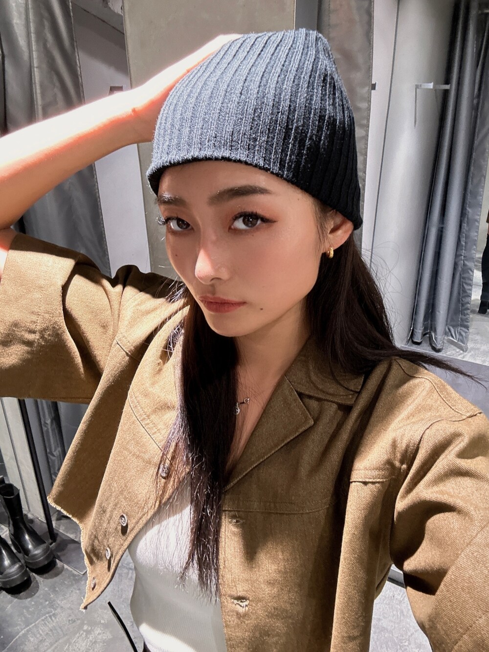 ブラック系のブーツ、ブラウン系のシャツ/ブラウス、ブラウン系のスカートを着用したレディースの夏コーディネートの7枚目の写真