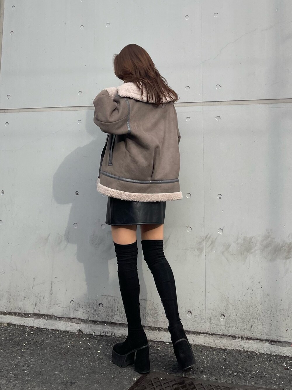 グレー系のブルゾン、その他のスカート、ブラック系のブーツを着用したレディースの秋コーディネートの3枚目の写真