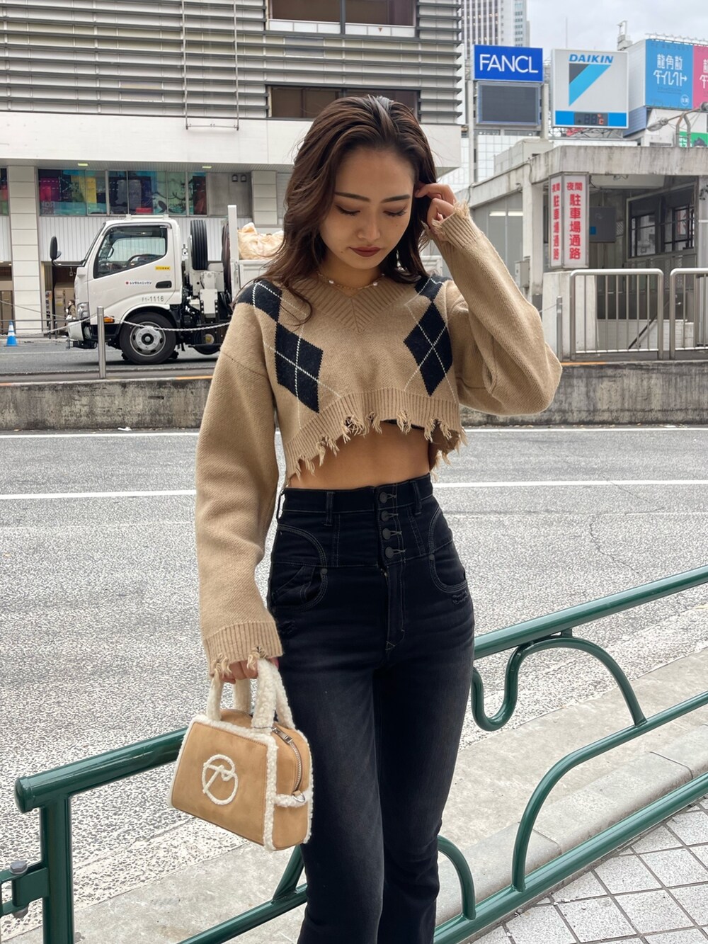 その他のニット/セーター、ベージュ系のハンドバッグ、ブラック系のブーツを着用したレディースの冬コーディネートの4枚目の写真