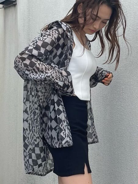 その他のシャツ/ブラウス、ブラック系のスカート、ブラック系のサンダルを着用したレディースの春コーディネートの4枚目の写真