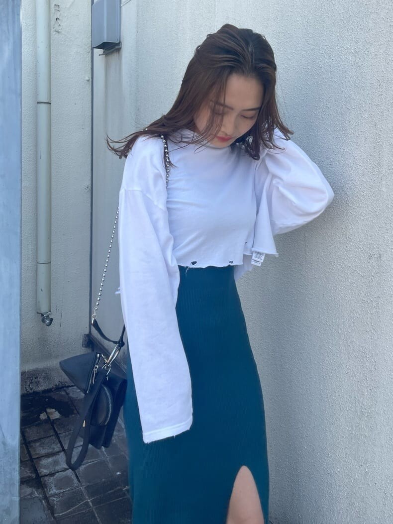 ブラック系のハンドバッグ、ホワイト系のTシャツ/カットソー、ブラック系のサンダルを着用したレディースの春コーディネートの7枚目の写真