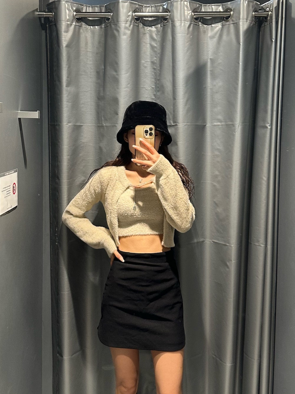 ブラック系のスカート、ホワイト系のニット/セーター、その他のブーツを着用したレディースの冬コーディネートの2枚目の写真