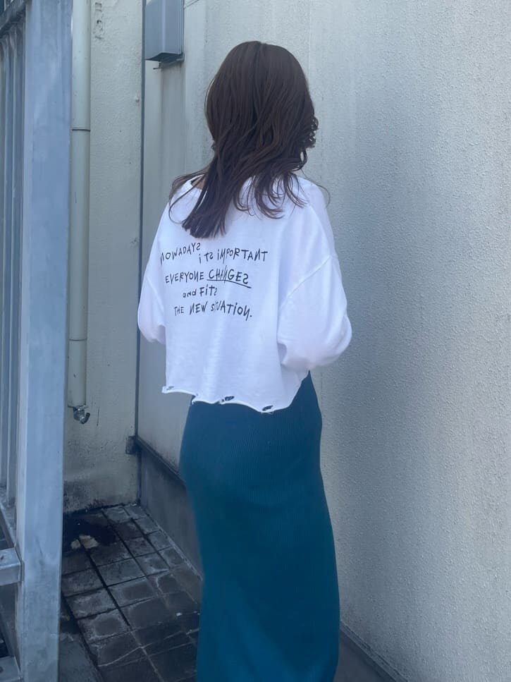 ブラック系のハンドバッグ、ホワイト系のTシャツ/カットソー、ブラック系のサンダルを着用したレディースの春コーディネートの6枚目の写真