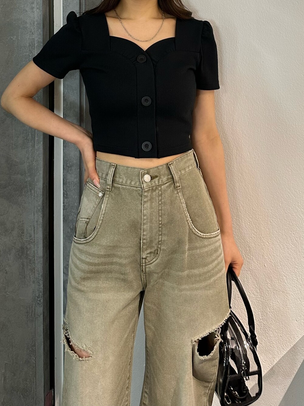 ベージュ系のデニムパンツ、その他のハンドバッグ、ブラック系のTシャツ/カットソーを着用したレディースの春コーディネートの5枚目の写真