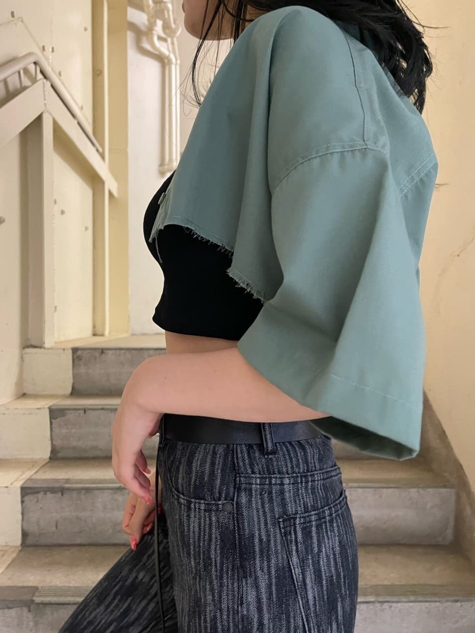 ブルー系のシャツ/ブラウス、ブラック系のデニムパンツ、ブラック系のサンダルを着用したレディースの夏コーディネートの9枚目の写真