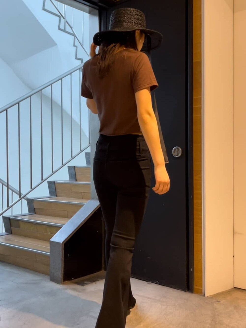 ブラウン系のTシャツ/カットソー、ブラック系のデニムパンツ、ブラック系のサンダルを着用したレディースの夏コーディネートの6枚目の写真