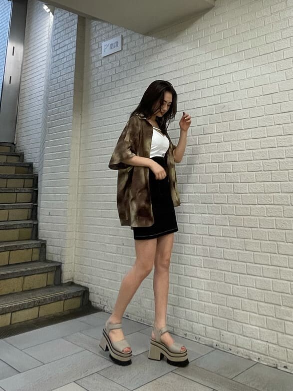 ブラック系のスカート、ホワイト系のキャミソール、その他のシャツ/ブラウスを着用したレディースの夏コーディネートの4枚目の写真