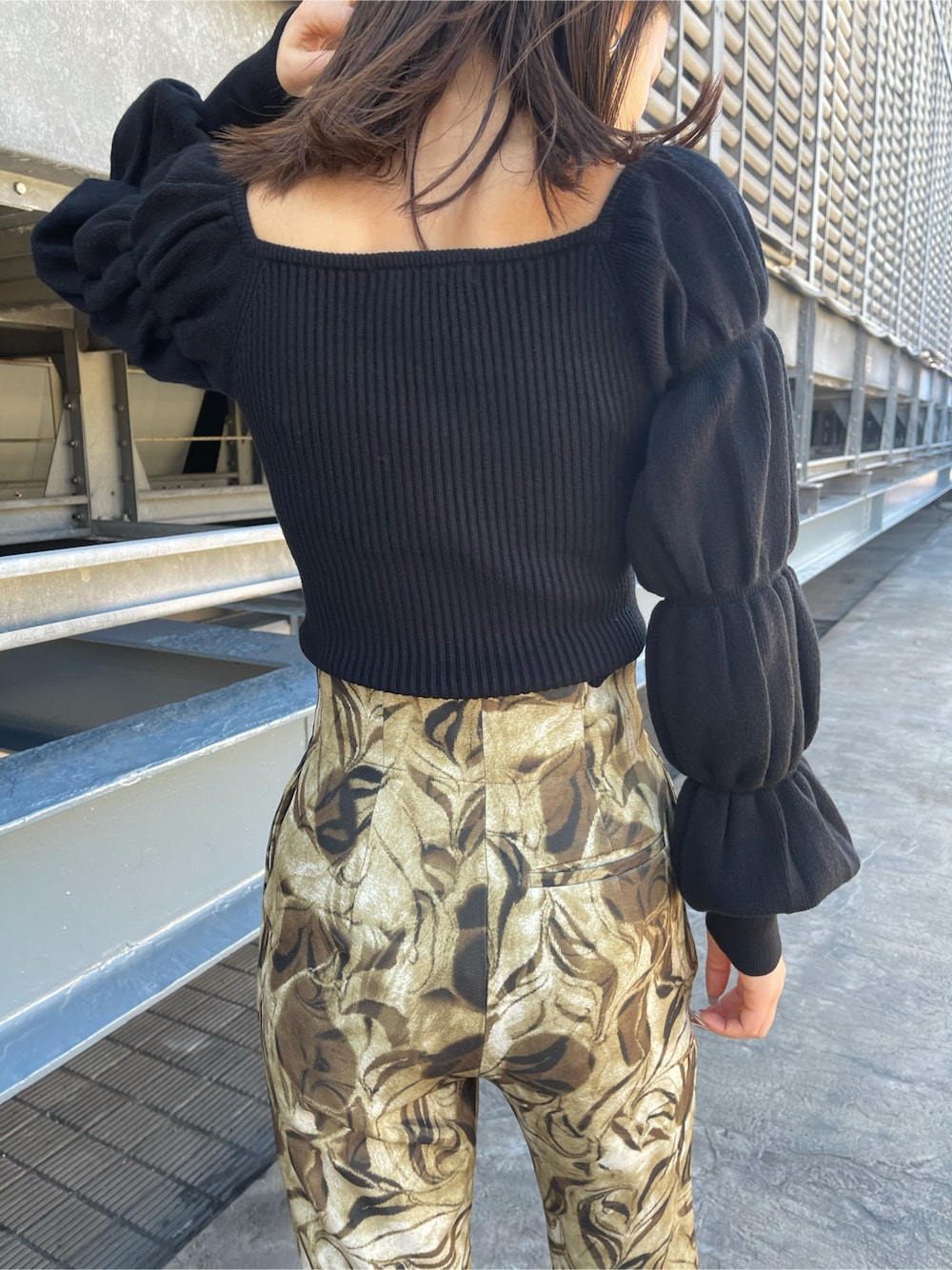 ブラック系のサンダル、ブラック系のニット/セーター、その他のその他パンツを着用したレディースの冬コーディネートの3枚目の写真