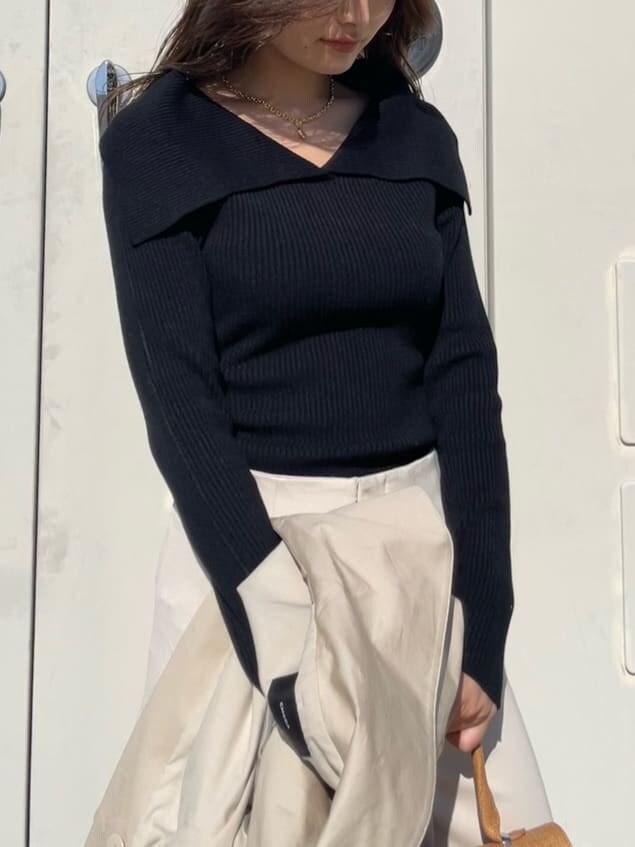 ベージュ系のトレンチコート、ホワイト系のその他パンツ、ブラウン系のハンドバッグを着用したレディースの冬コーディネートの6枚目の写真