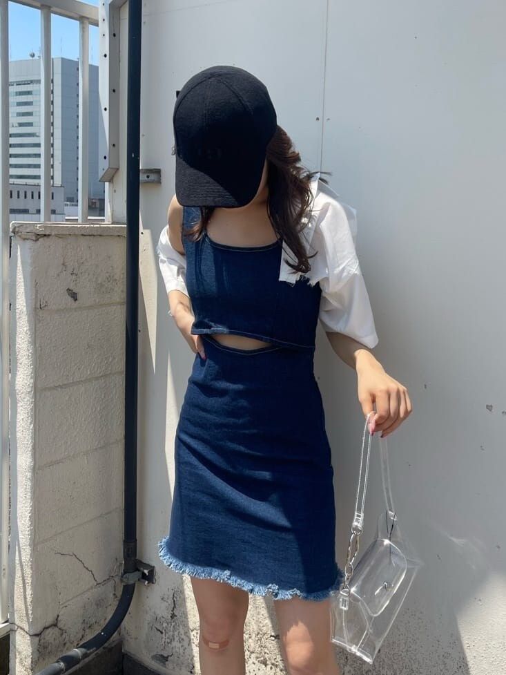 ブラック系のサンダル、その他のハンドバッグ、ブルー系のワンピースを着用したレディースの春コーディネートの5枚目の写真