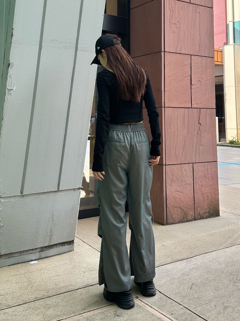 グリーン系のその他パンツ、ブラック系のTシャツ/カットソー、ブラック系のサンダルを着用したレディースの春コーディネートの3枚目の写真