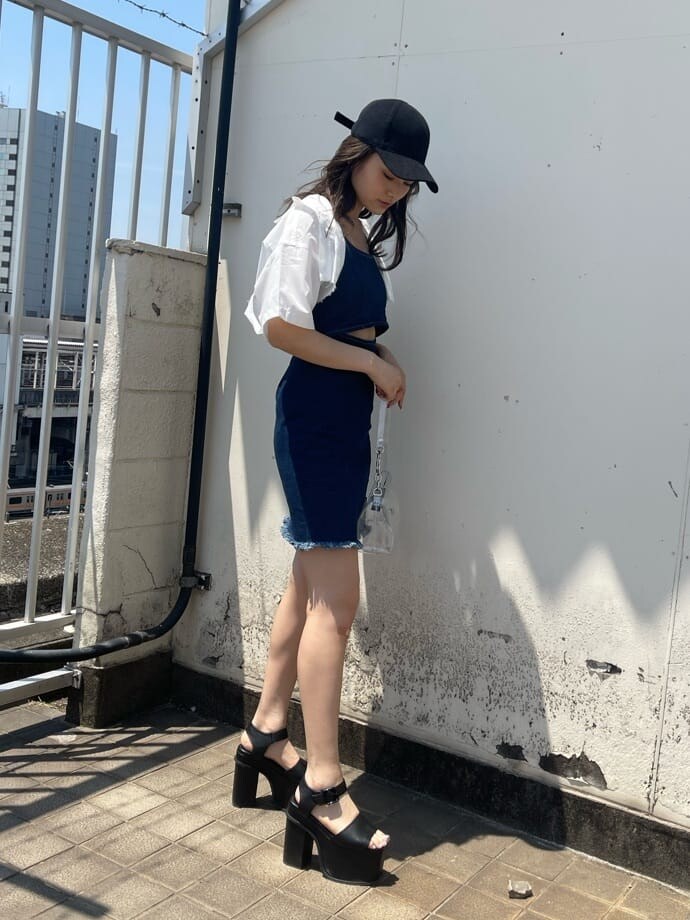 ブラック系のサンダル、その他のハンドバッグ、ブルー系のワンピースを着用したレディースの春コーディネートの3枚目の写真