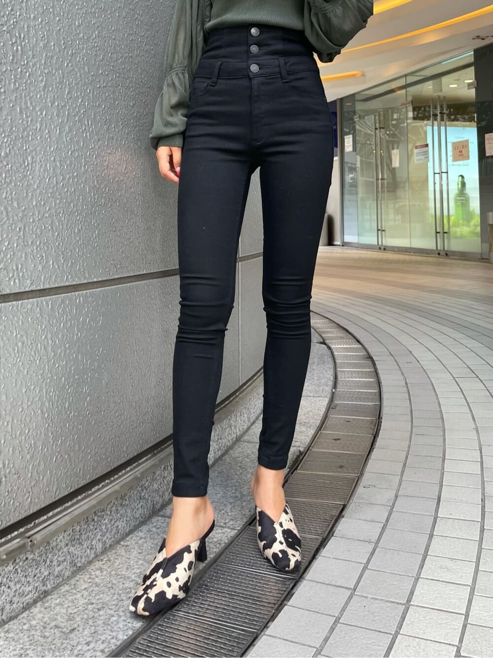 グリーン系のカーディガン/ボレロ、その他のパンプス、ブラック系のデニムパンツを着用したレディースの夏コーディネートの6枚目の写真