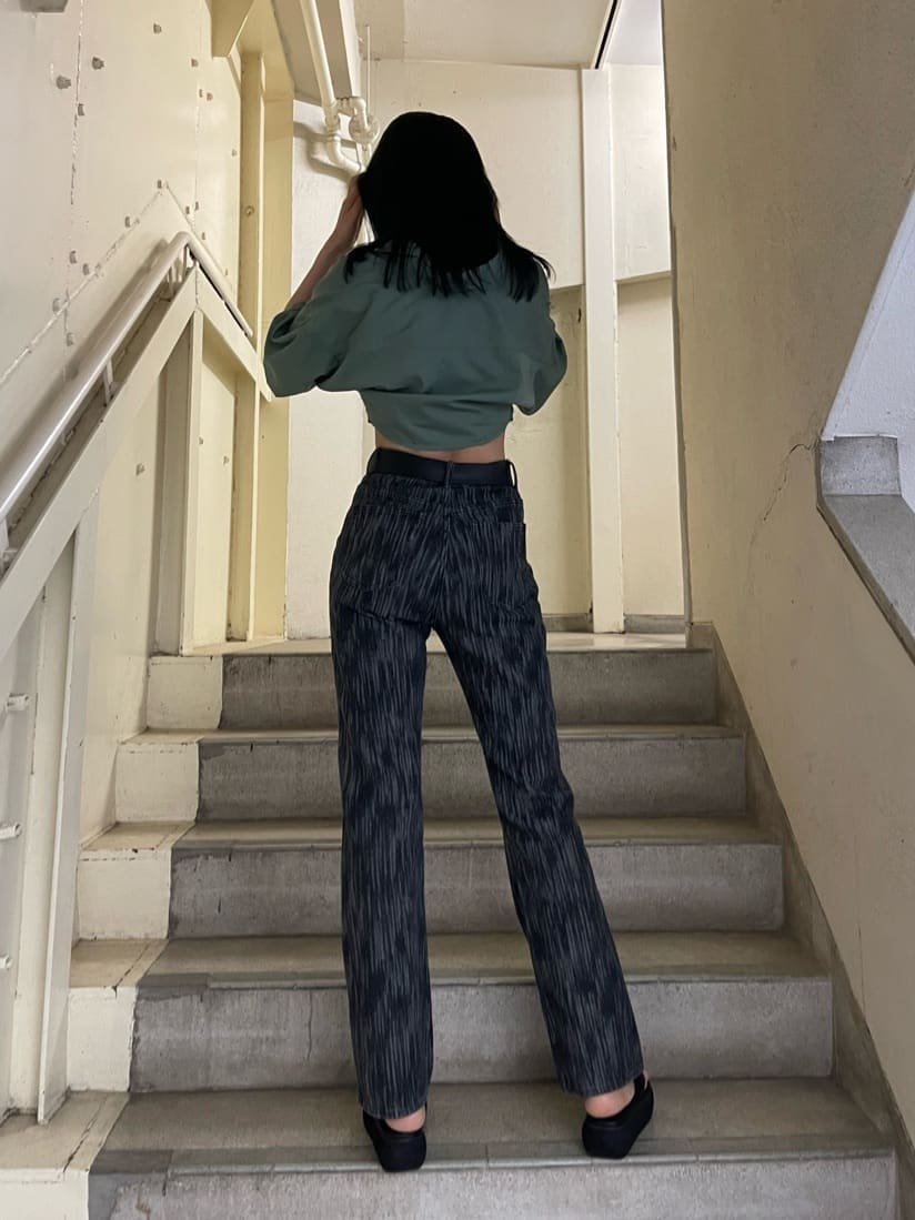 ブルー系のシャツ/ブラウス、ブラック系のデニムパンツ、ブラック系のサンダルを着用したレディースの夏コーディネートの3枚目の写真