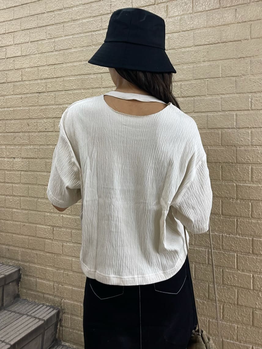 ベージュ系のハンドバッグ、ブラック系のスカート、ブラック系のサンダルを着用したレディースの夏コーディネートの4枚目の写真