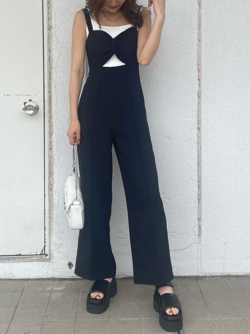 ホワイト系のタンクトップ、ブラック系のサンダル、ブラック系のつなぎ/オールインワンを着用したレディースの夏コーディネートの2枚目の写真