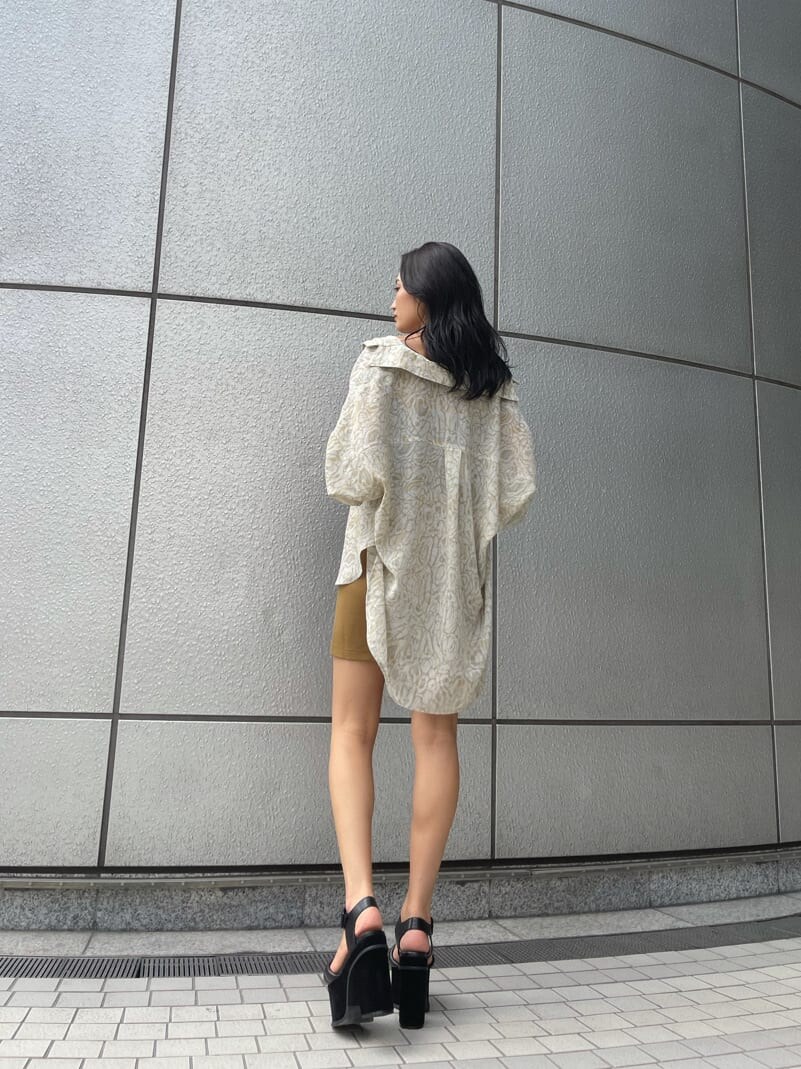 イエロー系のスカート、その他のシャツ/ブラウス、ブラック系のサンダルを着用したレディースの夏コーディネートの3枚目の写真