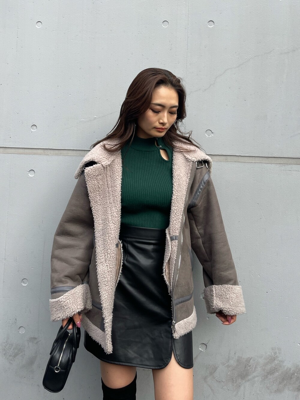 グレー系のブルゾン、その他のスカート、ブラック系のブーツを着用したレディースの秋コーディネートの4枚目の写真