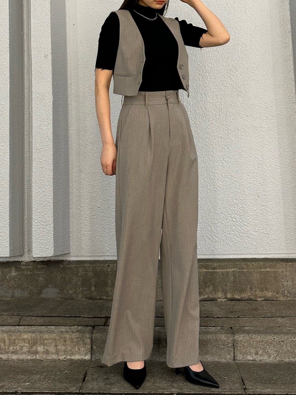 その他のベスト、その他のその他パンツ、ブラック系のパンプスを着用したレディースの春コーディネートの4枚目の写真