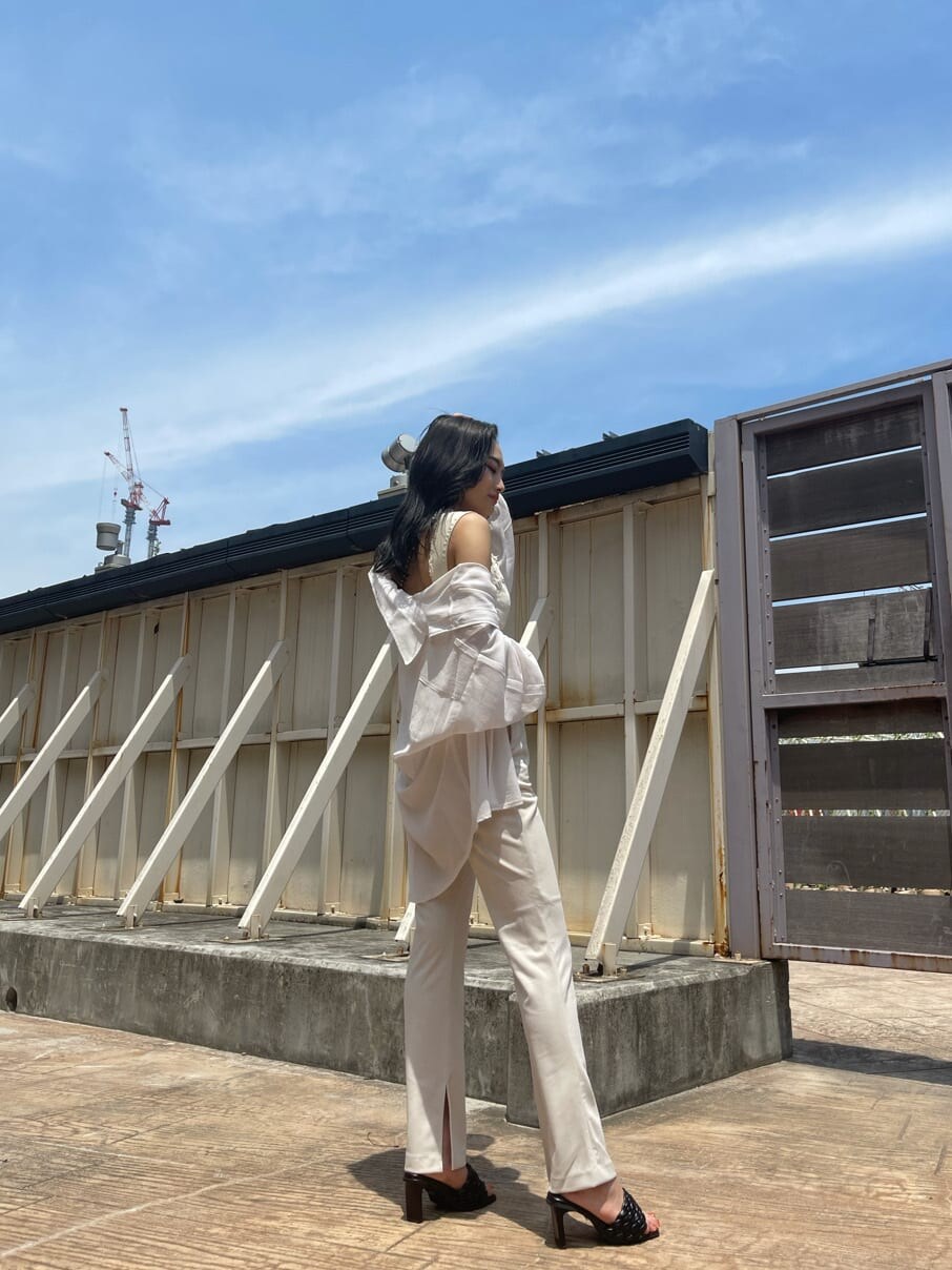 ベージュ系のその他トップス、ブラック系のサンダル、ホワイト系のシャツ/ブラウスを着用したレディースの夏コーディネートの2枚目の写真