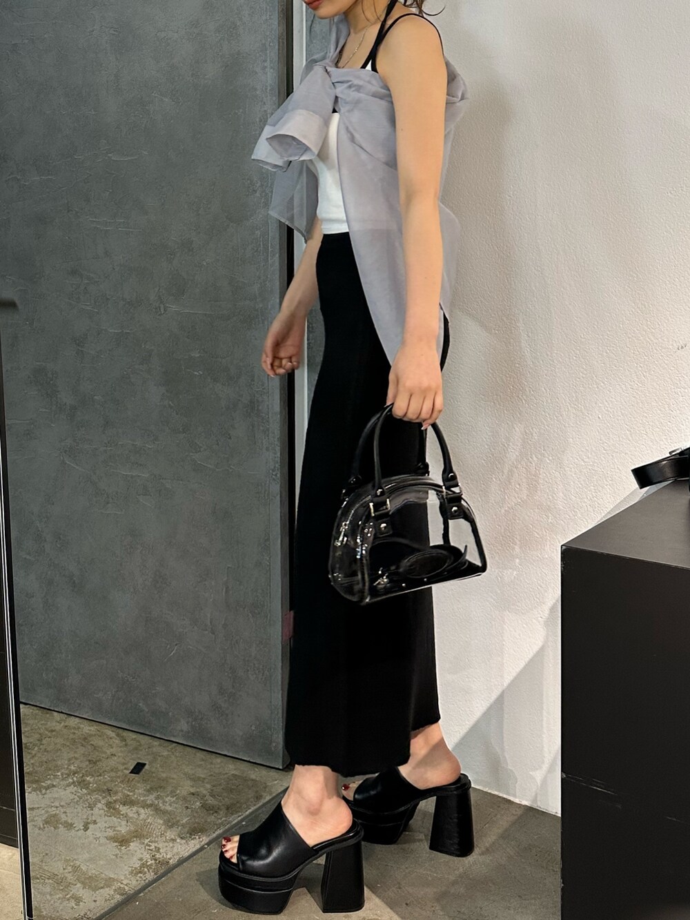 ホワイト系のキャミソール、グレー系のシャツ/ブラウス、その他のハンドバッグを着用したレディースの春コーディネートの2枚目の写真