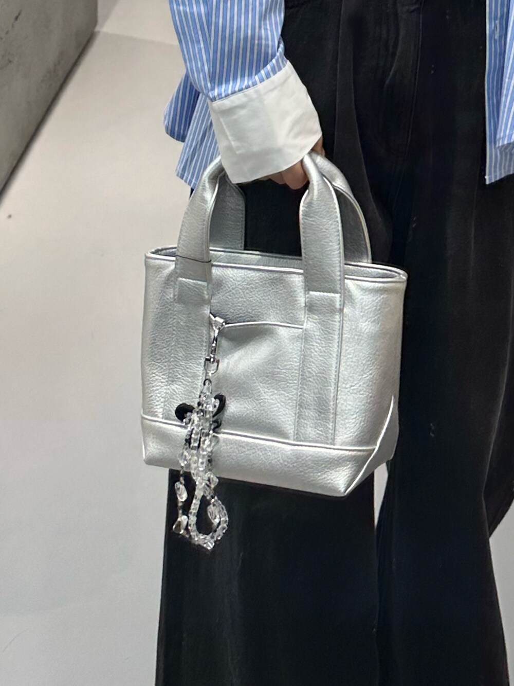 ブラック系のデニムパンツ、ホワイト系のキャミソール、ブルー系のシャツ/ブラウスを着用したレディースの冬コーディネートの6枚目の写真