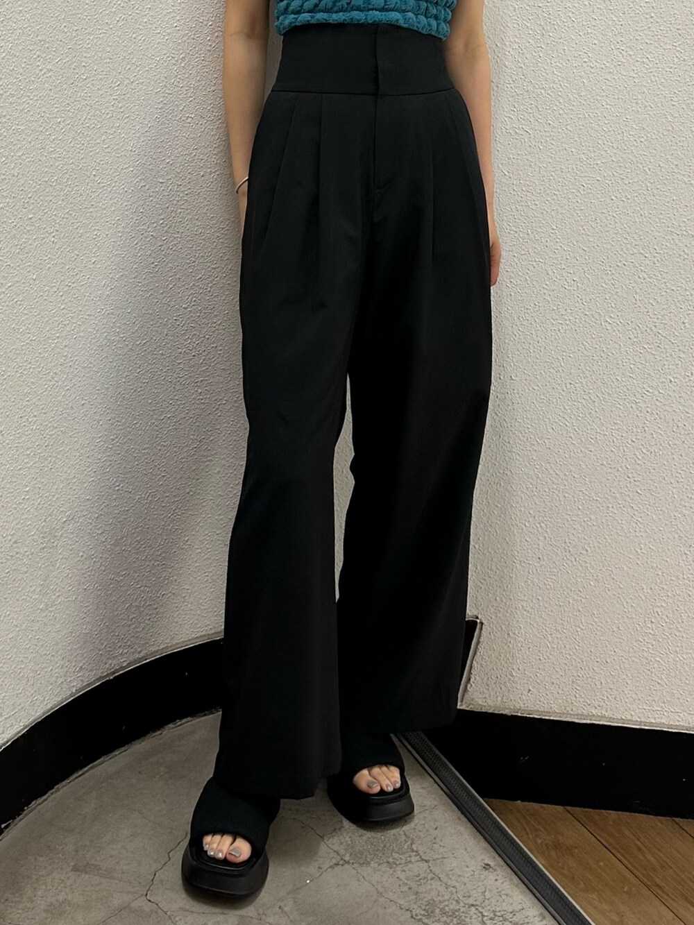 ブラック系のサンダル、ブルー系のタンクトップ、ブラック系のその他パンツを着用したレディースの夏コーディネートの6枚目の写真