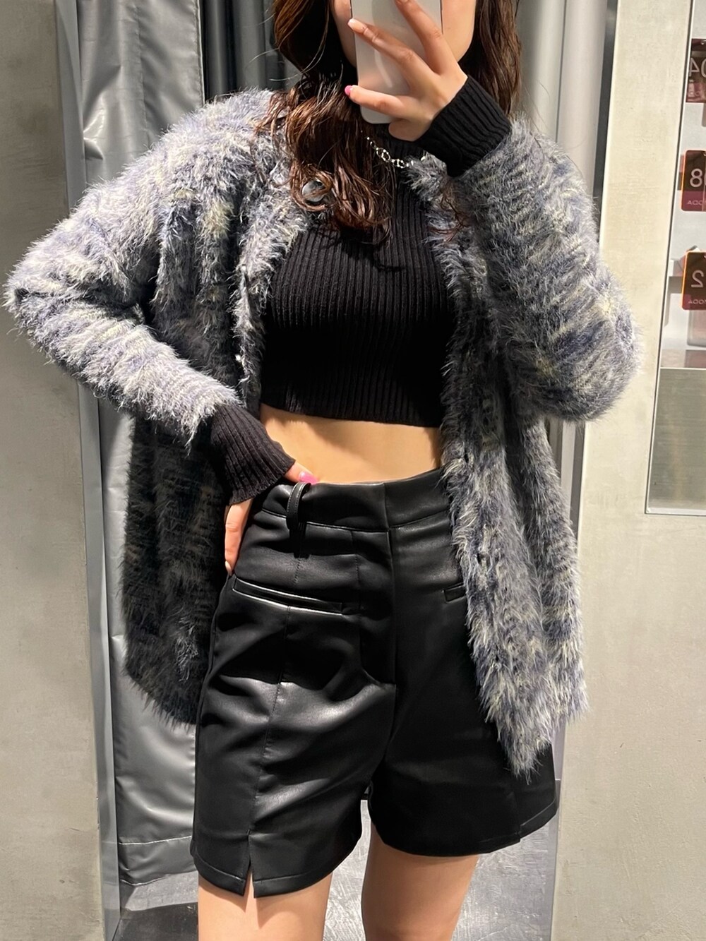 その他のカーディガン/ボレロ、ブラック系のニット/セーター、その他のその他パンツを着用したレディースの冬コーディネートの3枚目の写真