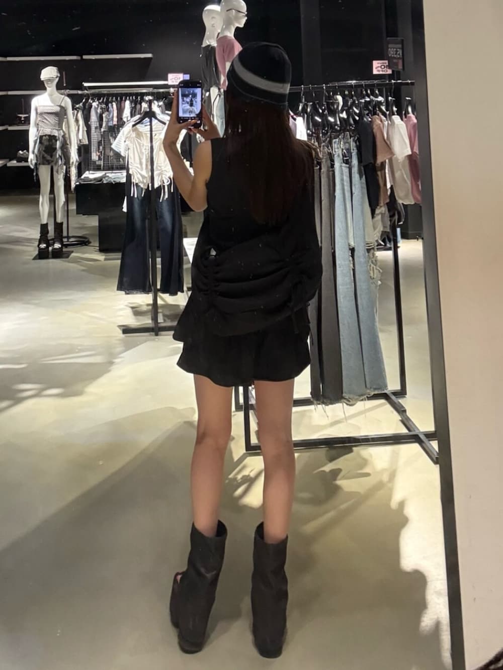 ブラック系のスカート、ブラック系のサンダル、ブラック系のTシャツ/カットソーを着用したレディースの夏コーディネートの3枚目の写真