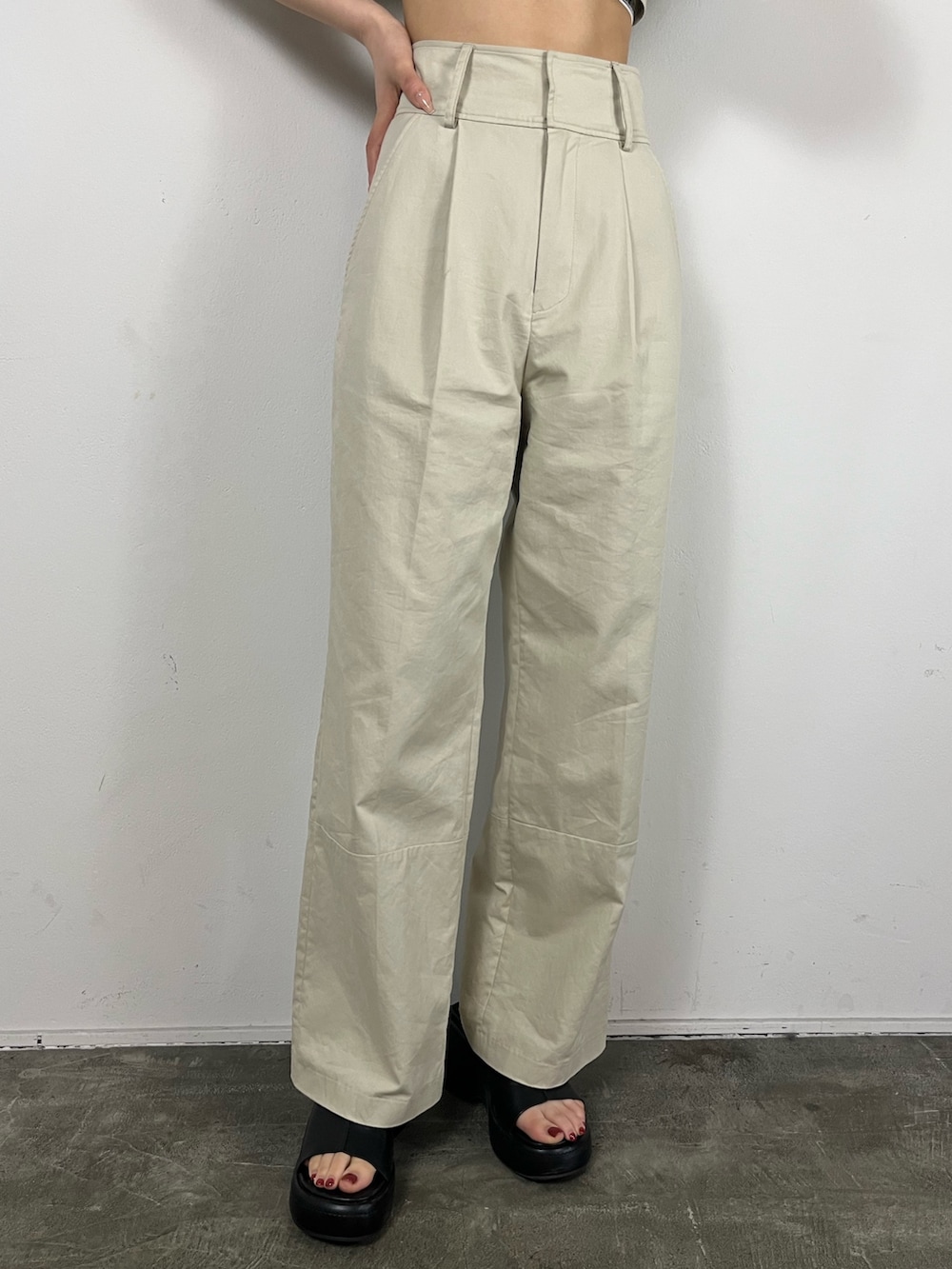 ホワイト系のその他パンツ、ホワイト系のシャツ/ブラウス、ブラック系のサンダルを着用したレディースの夏コーディネートの6枚目の写真