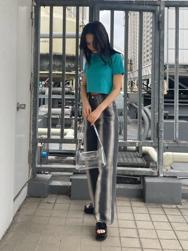 ブラック系のサンダル、ブルー系のTシャツ/カットソー、ブラック系のデニムパンツを着用したレディースの春コーディネートの2枚目の写真