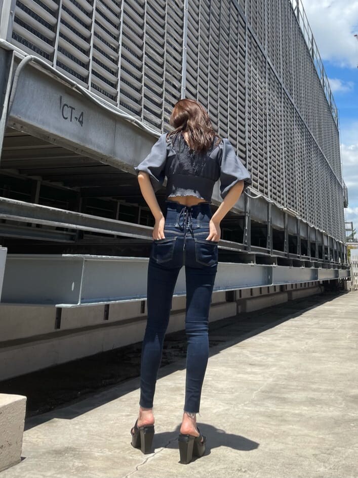 ブラック系のサンダル、ブルー系のデニムパンツ、ブルー系のシャツ/ブラウスを着用したレディースの夏コーディネートの4枚目の写真