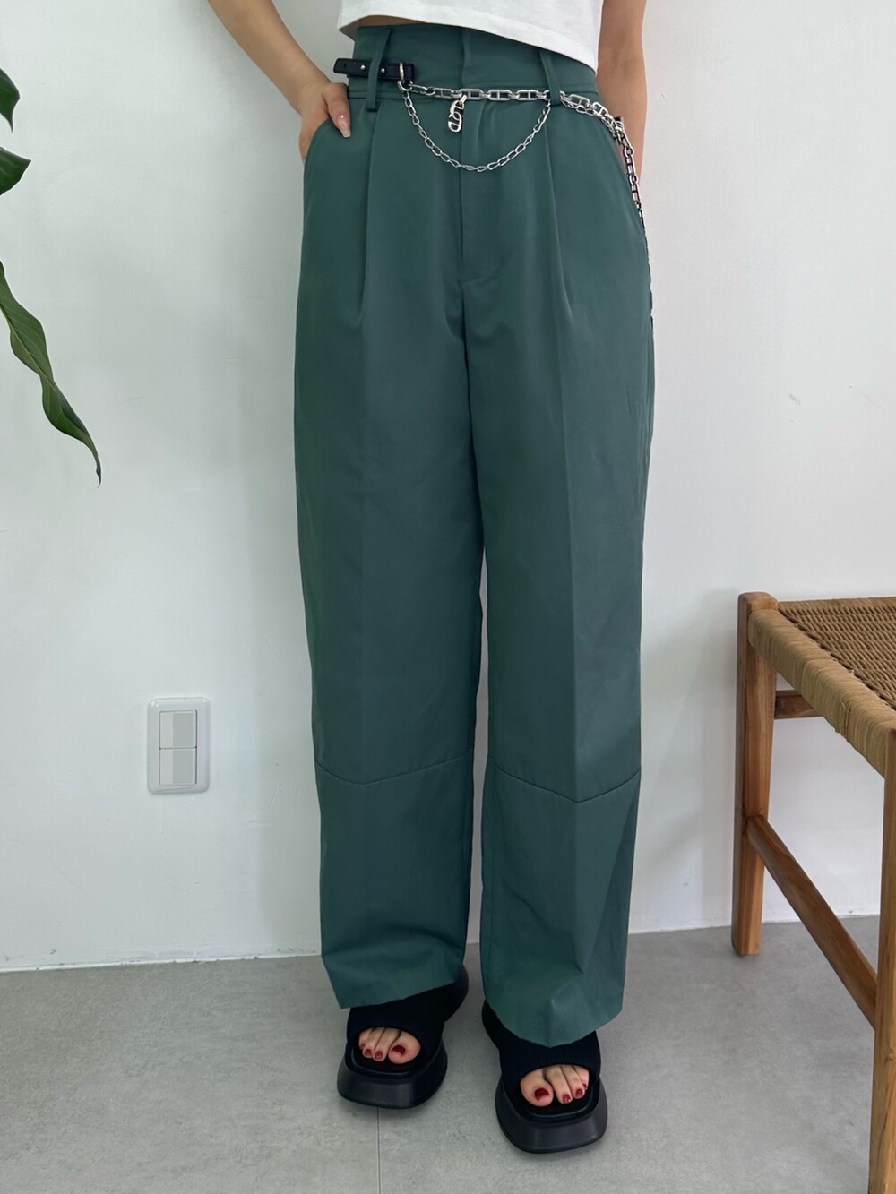 グリーン系のその他パンツ、ホワイト系のTシャツ/カットソー、ブラック系のサンダルを着用したレディースの夏コーディネートの6枚目の写真