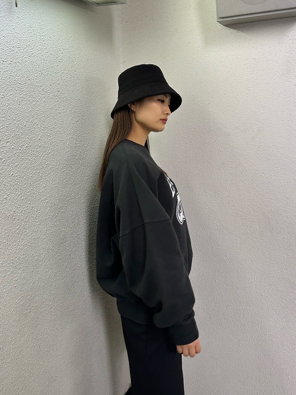 ブラック系のその他パンツ、ブラック系のハンドバッグ、ブラック系のTシャツ/カットソーを着用したレディースの冬コーディネートの6枚目の写真