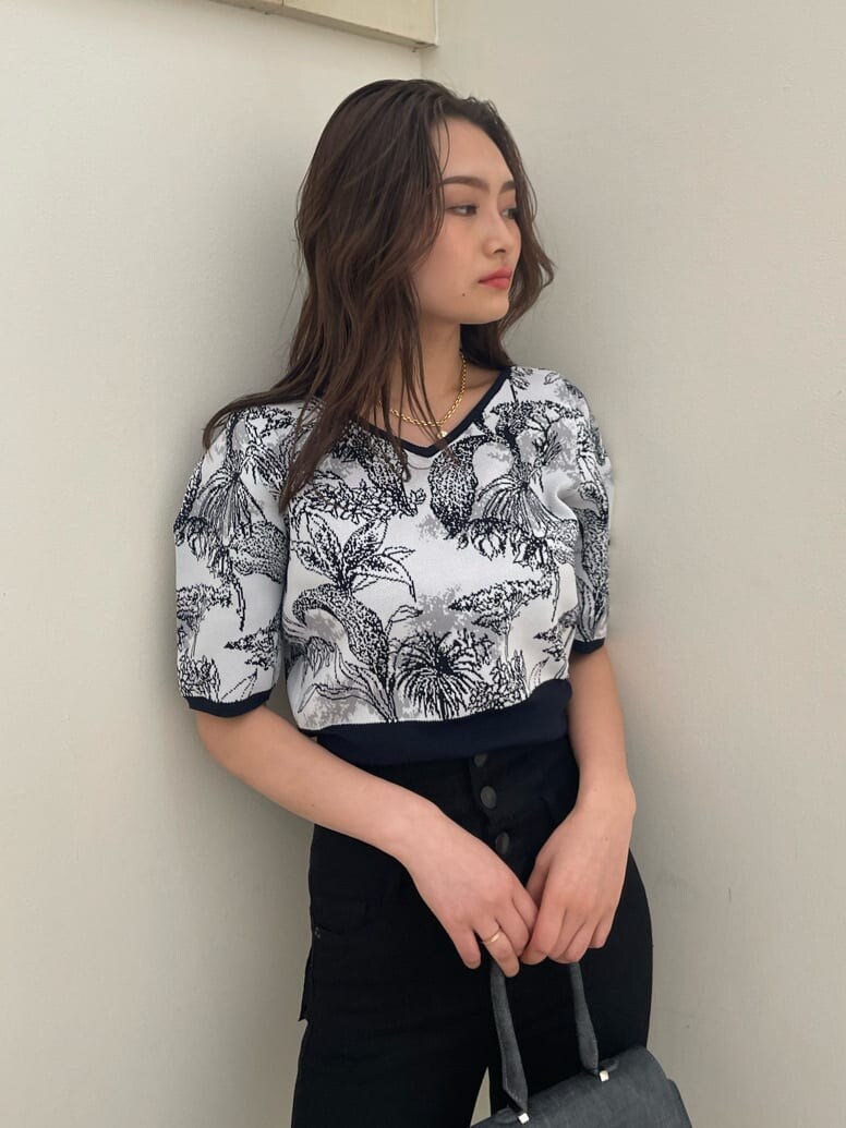 ホワイト系のローファー、ブラック系のハンドバッグ、ブラック系のデニムパンツを着用したレディースの春コーディネートの2枚目の写真