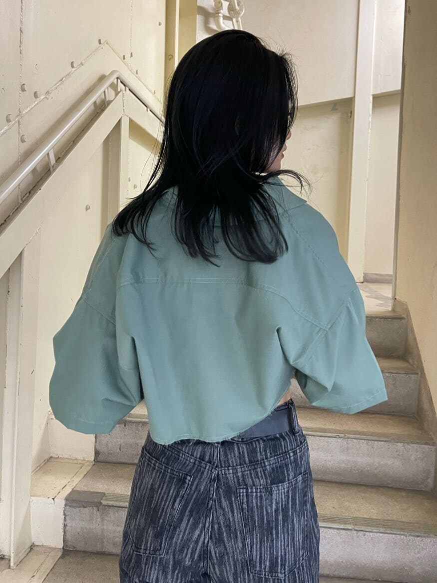 ブルー系のシャツ/ブラウス、ブラック系のデニムパンツ、ブラック系のサンダルを着用したレディースの夏コーディネートの8枚目の写真