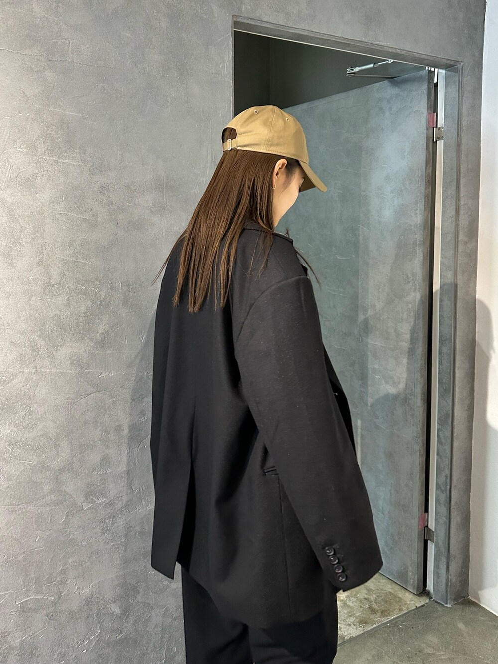 ブラック系のその他パンツ、ブラック系のテーラードジャケット、ブラック系のスニーカーを着用したレディースの冬コーディネートの7枚目の写真