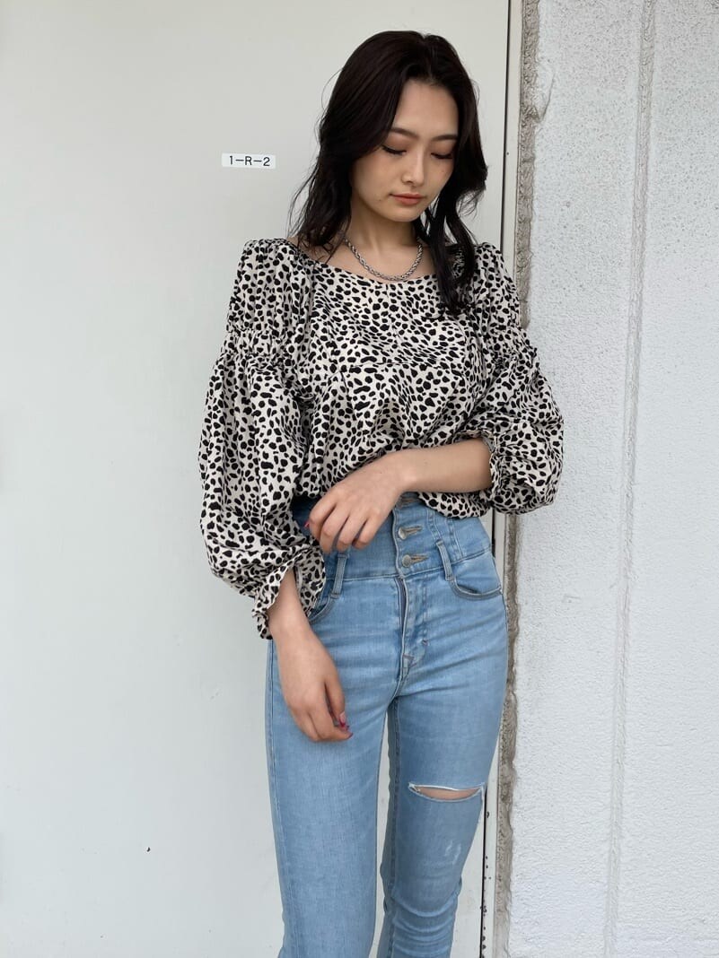 ブラック系のサンダル、その他のシャツ/ブラウス、ブルー系のデニムパンツを着用したレディースの春コーディネートの7枚目の写真