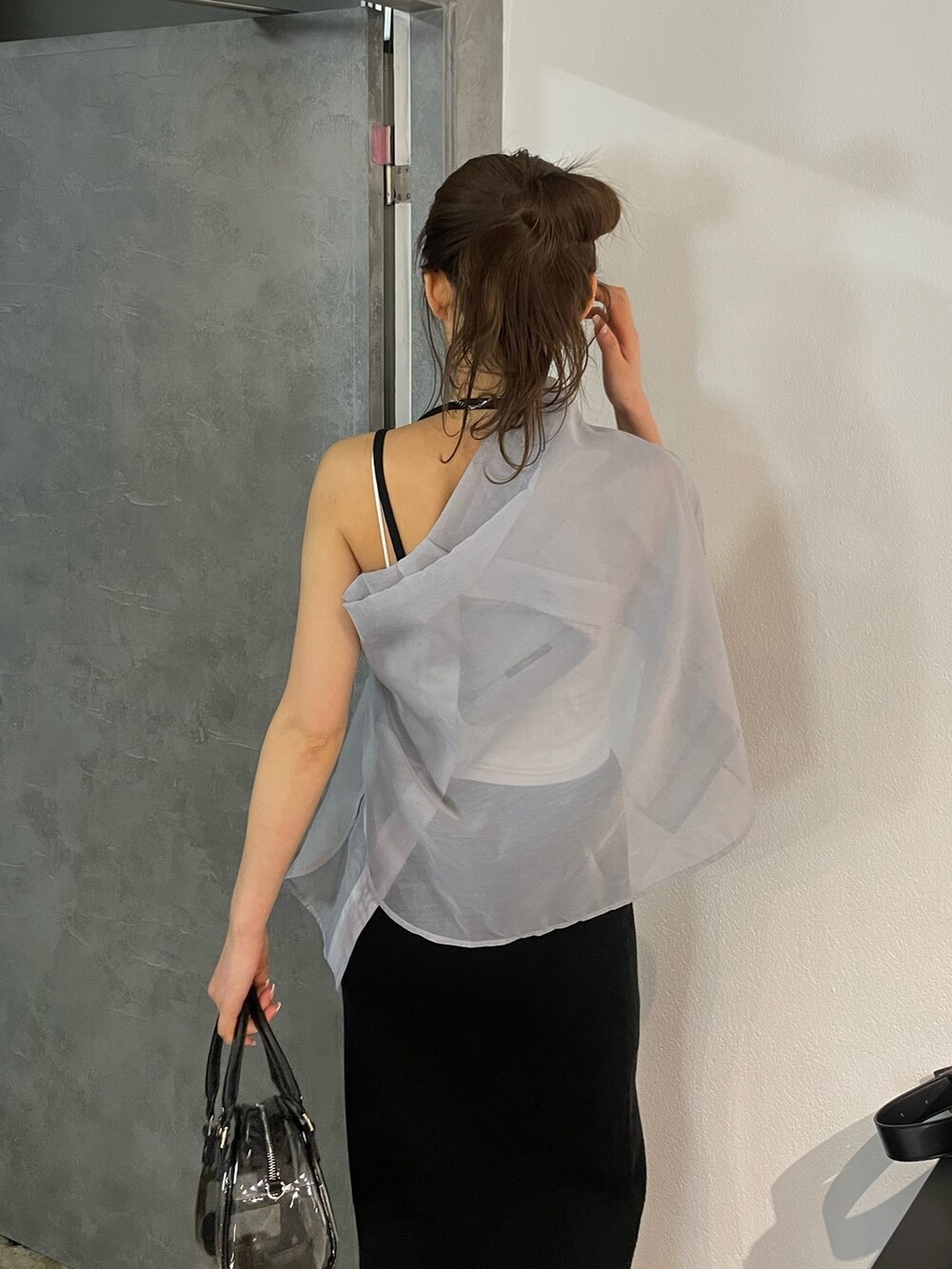 ホワイト系のキャミソール、グレー系のシャツ/ブラウス、その他のハンドバッグを着用したレディースの春コーディネートの5枚目の写真