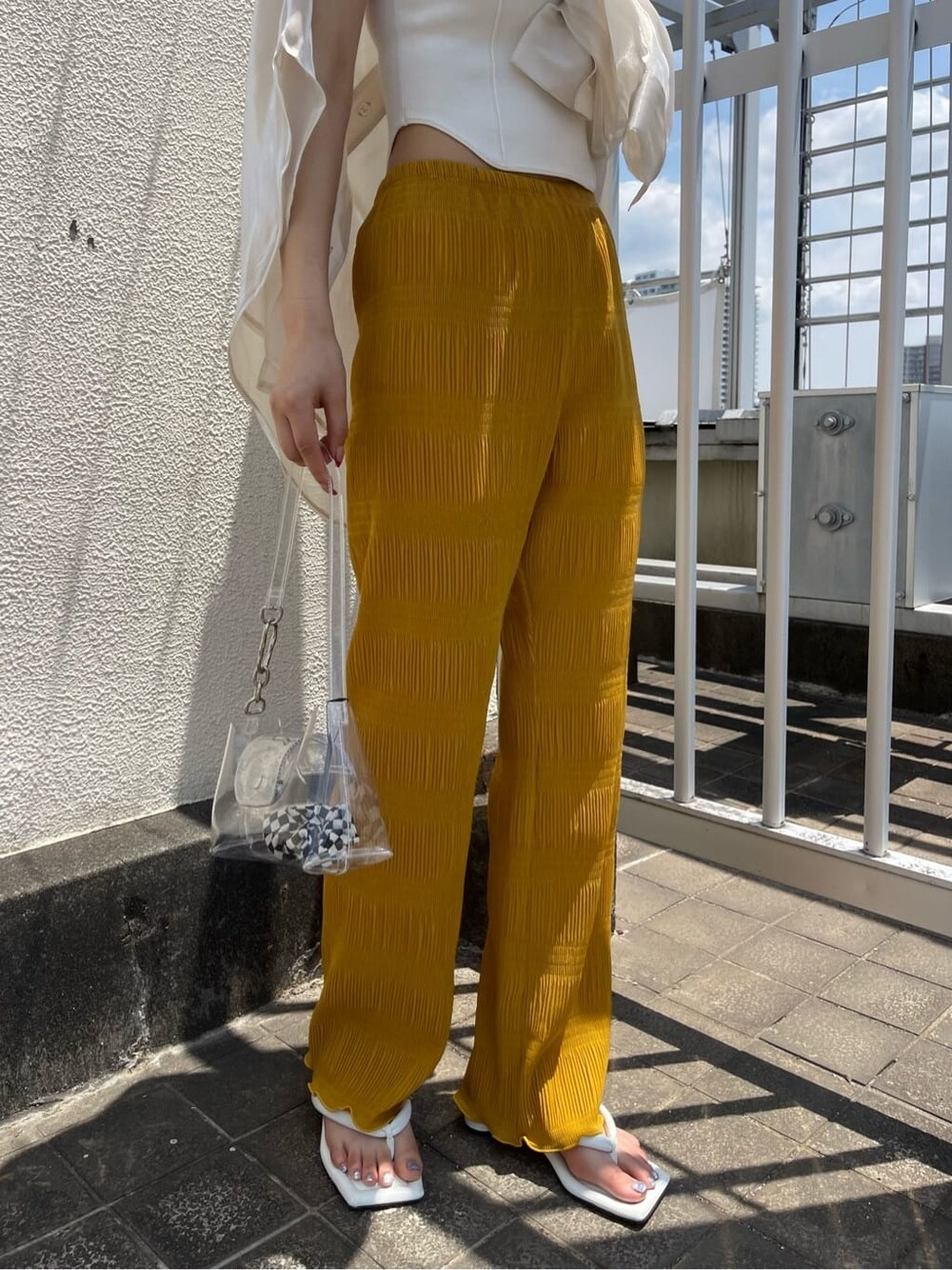 ホワイト系のタンクトップ、ホワイト系のシャツ/ブラウス、イエロー系のその他パンツを着用したレディースの春コーディネートの7枚目の写真