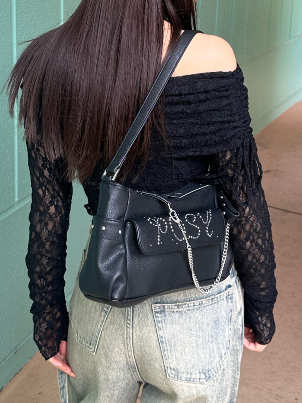 ブルー系のデニムパンツ、ブラック系のハンドバッグ、ブラック系のTシャツ/カットソーを着用したレディースの春コーディネートの7枚目の写真