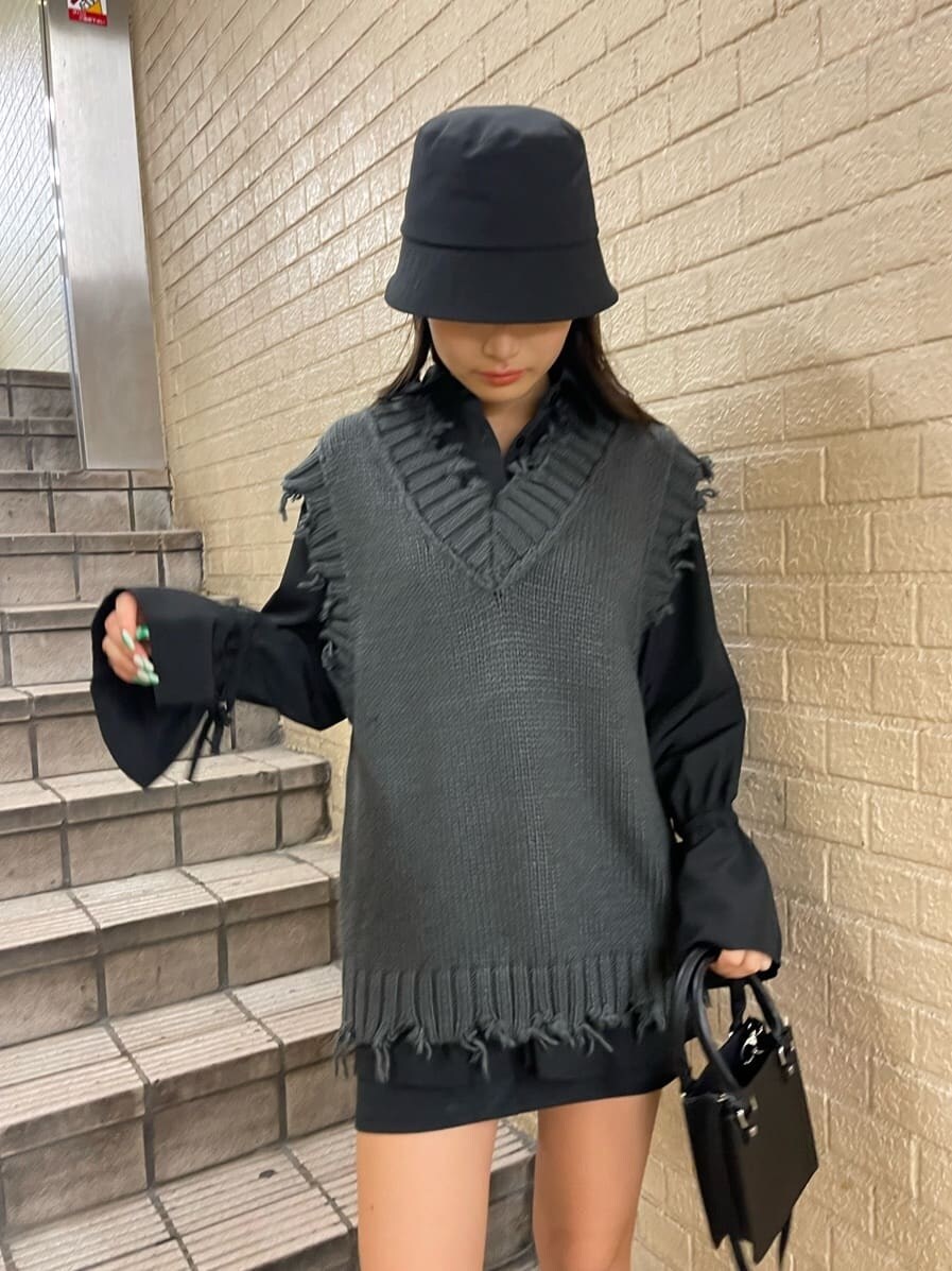 ブラック系のブーツ、ブラック系のスカート、ブラック系のシャツ/ブラウスを着用したレディースの秋コーディネートの4枚目の写真