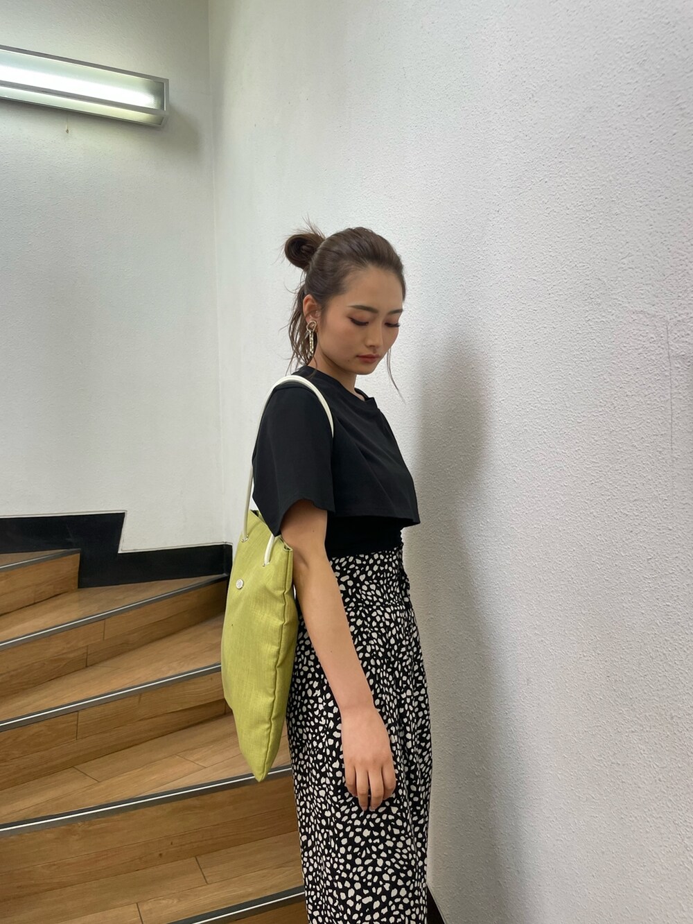 ブラック系のTシャツ/カットソー、その他のその他パンツ、ブラック系のサンダルを着用したレディースの春コーディネートの3枚目の写真