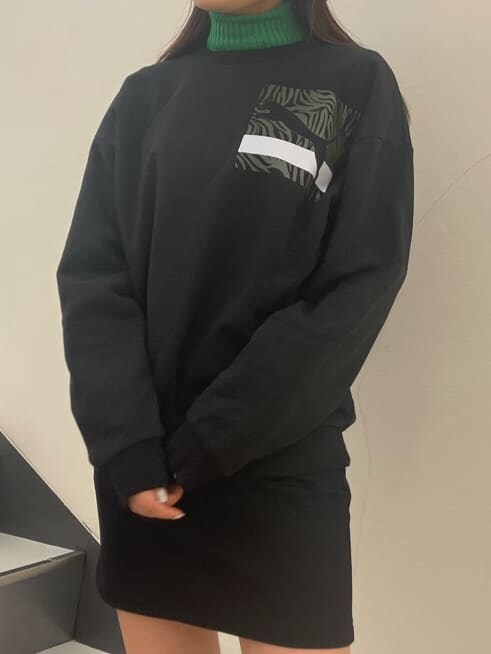 ブラック系のブーツ、ブラック系のTシャツ/カットソー、ブラック系のスカートを着用したレディースの冬コーディネートの5枚目の写真