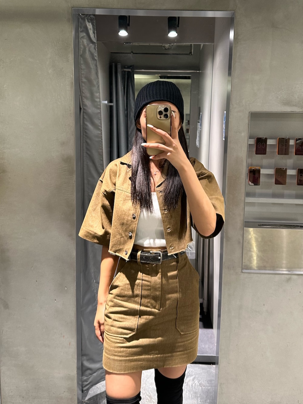 ブラック系のブーツ、ブラウン系のシャツ/ブラウス、ブラウン系のスカートを着用したレディースの夏コーディネートの4枚目の写真