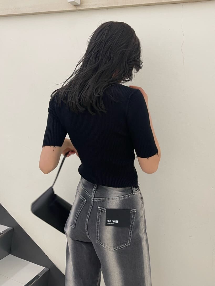 ブラック系のサンダル、ブラック系のハンドバッグ、ブラック系のデニムパンツを着用したレディースの春コーディネートの7枚目の写真